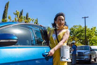 Woman carrying Caire FreeStyle Comfort